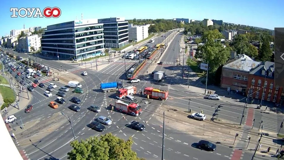 Wypadek na skrzyżowaniu marszałków w Łodzi. Poważne utrudnienia dla kierowców i podróżnych - Zdjęcie główne