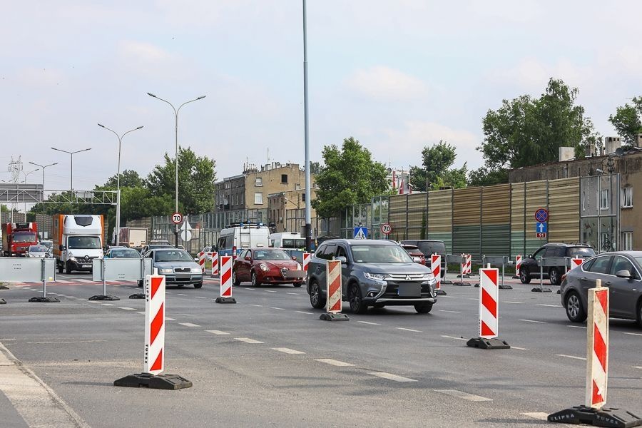 Remont świateł na skrzyżowaniu Obywatelska / Jana Pawła II. Nie ma dnia bez stłuczki i to mimo prostej drogi  (fot. Michał Pietrzak - TuŁódź.pl)