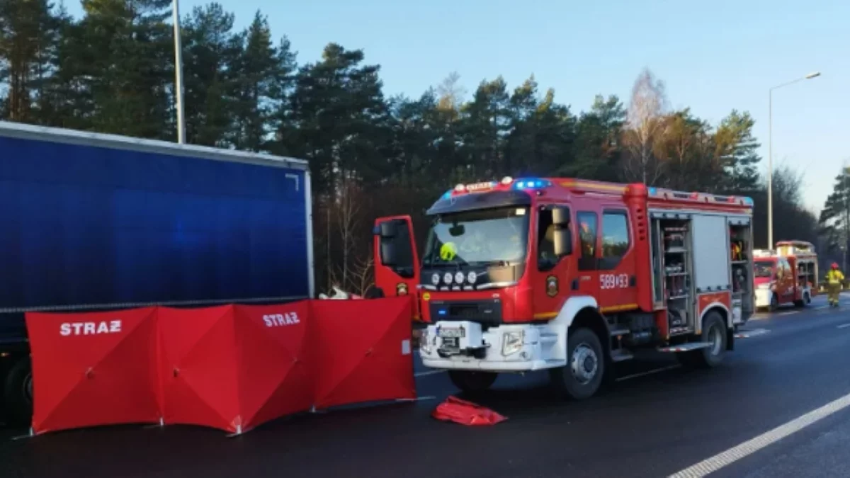 Tragedia pod Łodzią. Ciężarówka przygniotła mężczyźnie głowę podczas naprawy. Nie żyje