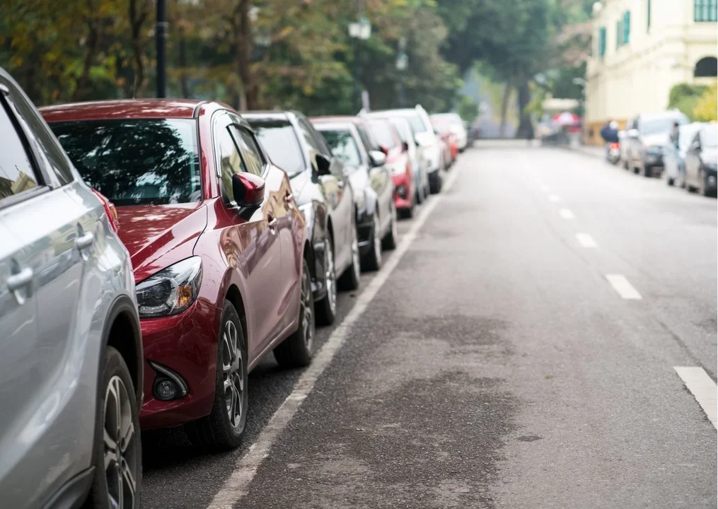 Na osiedlu przy Wielkopolskiej w Łodzi brakuje miejsc parkingowych. "Trawniki, choć zaniedbane, to świętość" - Zdjęcie główne