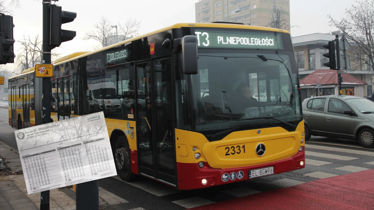 Problemy dla podróżnych MPK Łódź na Chojnach. Tramwaje z błędnymi kierunkami, problem z rozkładem jazdy i pytania – mnóstwo pytań o dalszą podróż - Zdjęcie główne