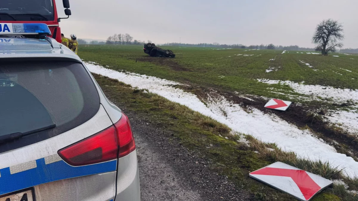 Łódzkie. Dachowanie samochodu osobowego. Trwa akcja służb - Zdjęcie główne