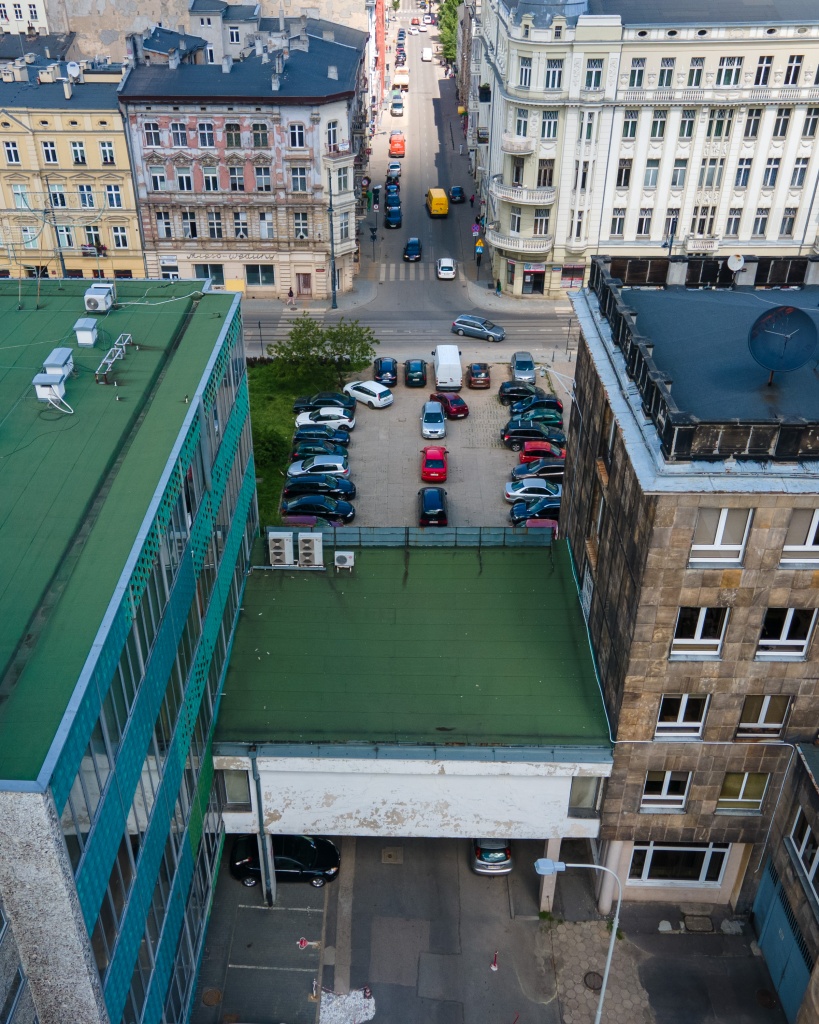 Parking Łódź. Z centrum Łodzi znikną kolejne miejsca parkingowe. Zamiast nich - zielony pasaż i nowa droga (fot. www.lodz.pl)