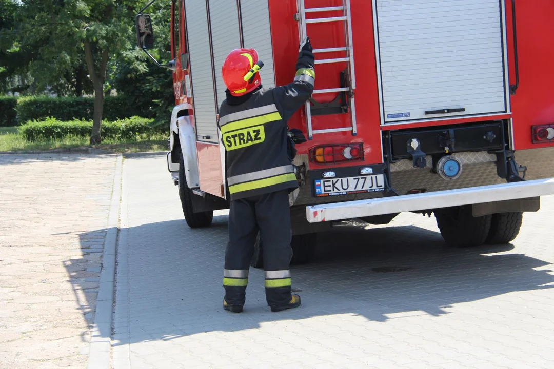 Pożar na Górnej. Płonęła elewacja budynku. Przyczyną był... samochód - Zdjęcie główne