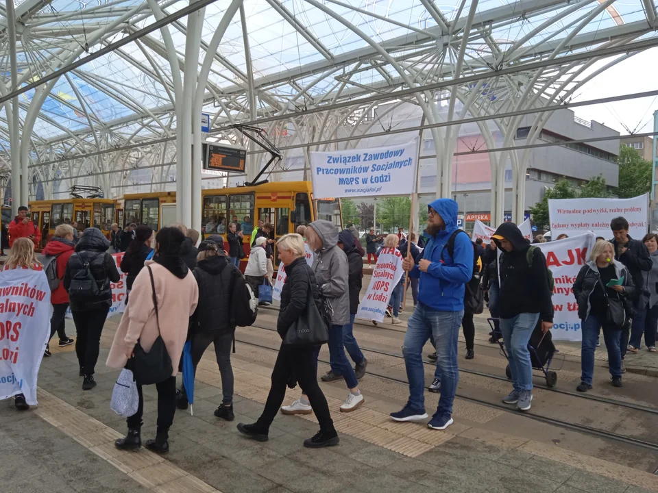 Pracownicy MOPS-u strajkują w centrum Łodzi
