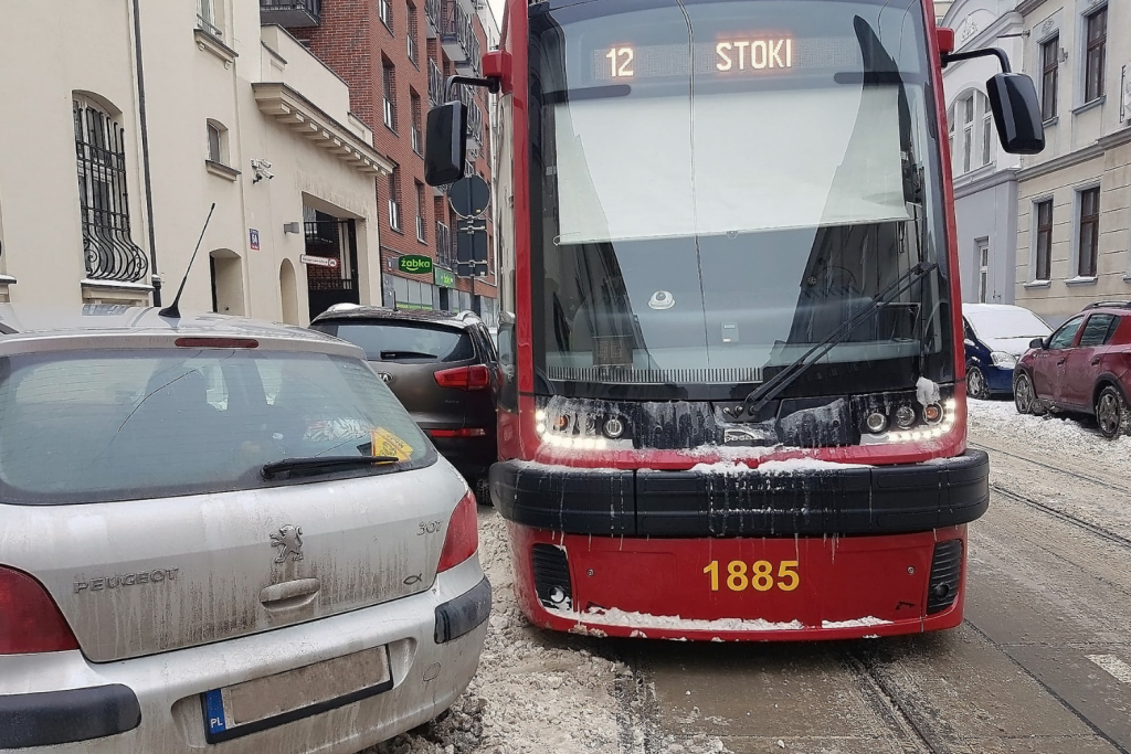 Na łódzkich ulicach źle zaparkowane samochody blokują ruch tramwajowy. Czemu jest ich więcej niż w zeszłym roku?  - Zdjęcie główne