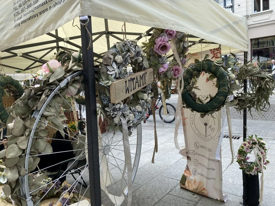 Stoiska "Rękodzielni" na ul. Piotrkowskiej przyciągnęły wiele osób 