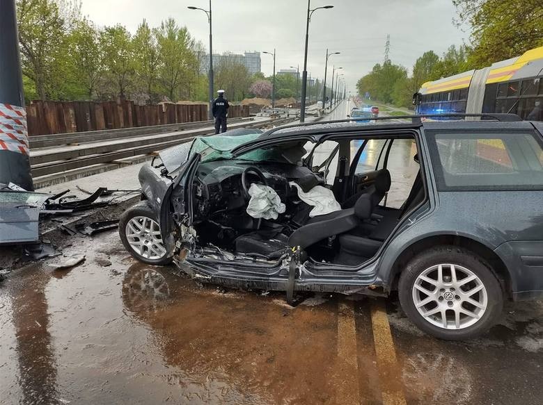 Wypadek Łódź. Po Śmigłego-Rydza w Łodzi pędził ponad 140 km/h! Koszmarne zakończenie nocnego wyścigu - Zdjęcie główne