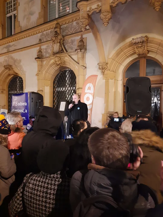 Protest w sprawie wolnych mediów na ulicy Piotrkowskiej w Łodzi