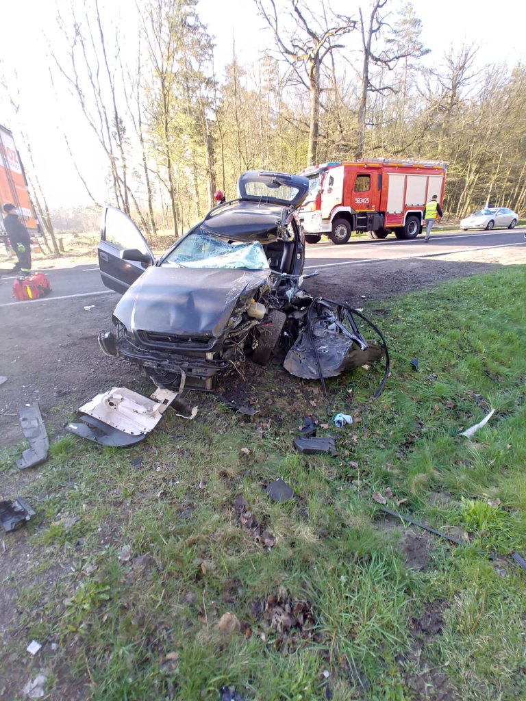 Łódzkie. Koszmarna kraksa na DK14. Czołowe zderzenie TIR-a z osobówką (fot. PSP Zgierz)