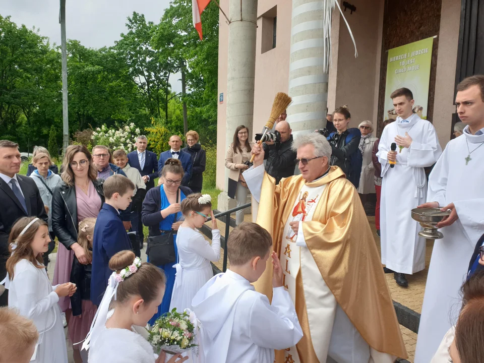 Komunia w parafii Zmartwychwstania Pańskiego na Chojnach w Łodzi [galeria] - Zdjęcie główne