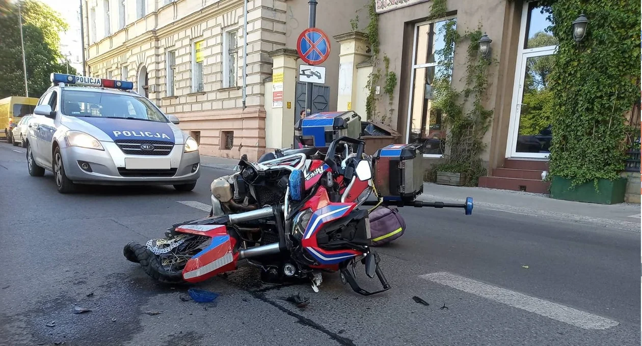 Zderzenie peugeota i motoambulansu w Łodzi. To wyglądało bardzo poważnie! - Zdjęcie główne