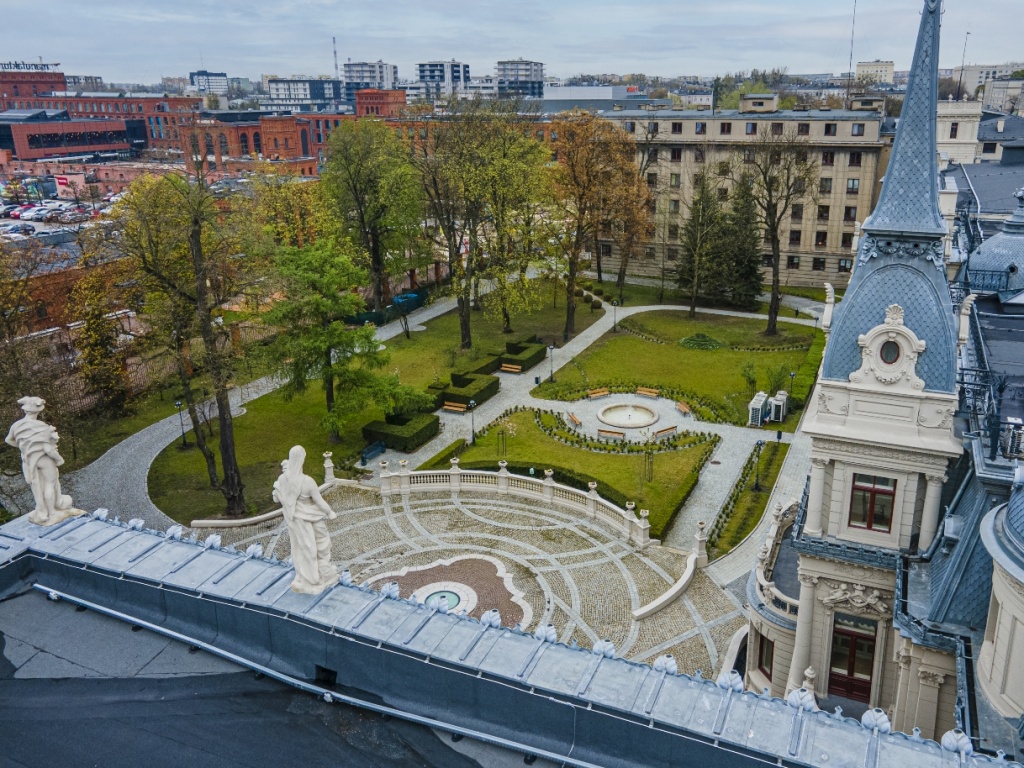 Pałac Poznańskiego w Łodzi pięknieje. Tak prezentuje się pałacowy ogród po rewitalizacji (fot. UMŁ) | wiadomości łódzkie | Łódź | TuŁódź