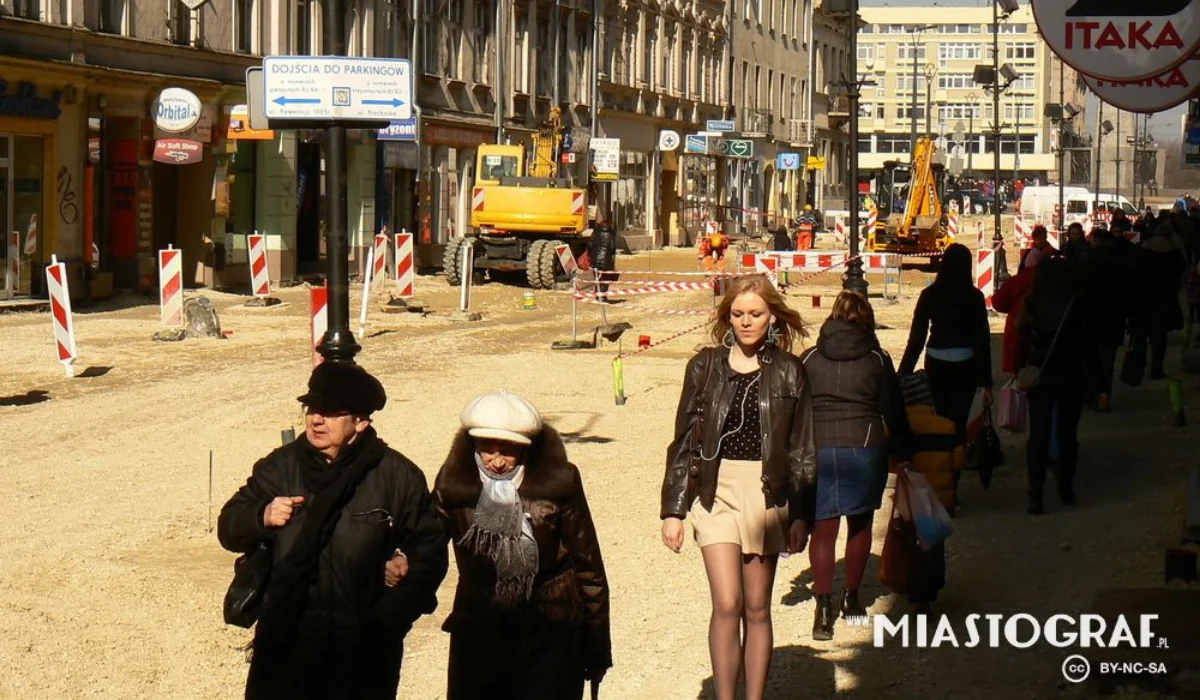 Wielka metamorfoza Piotrkowskiej. Pamiętacie czasy, gdy ulica przypominała plac budowy? [zdjęcia] - Zdjęcie główne