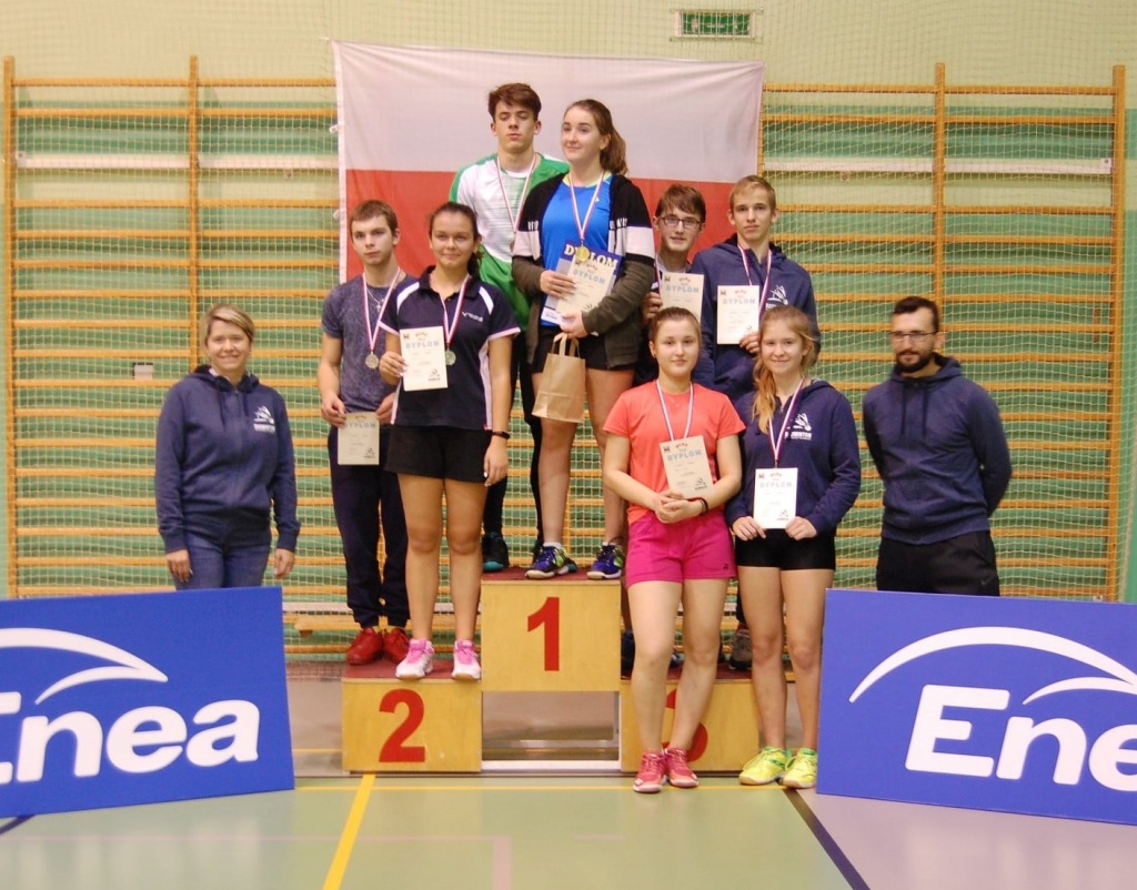 BADMINTON: Duże sukcesy zawodników UKS Victoria na trzech turniejach! [ZDJĘCIA] - Zdjęcie główne