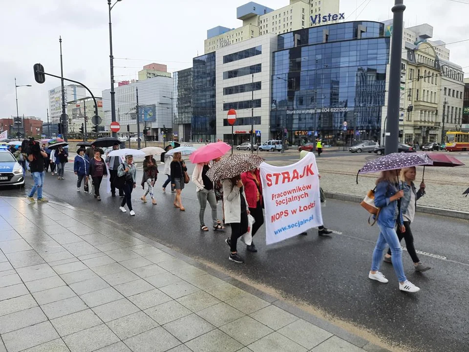 Pracownicy MOPS-u blokowali centrum Łodzi. Deszcz nie był im straszny - Zdjęcie główne