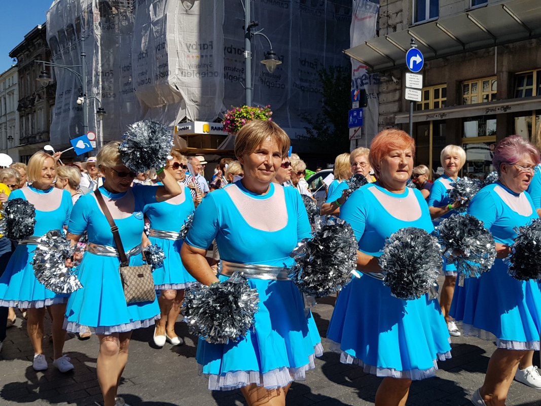 Przez Pietrynę przeszła Parada Seniorów Srebrna Fiesta [ZDJĘCIA|WIDEO] - Zdjęcie główne