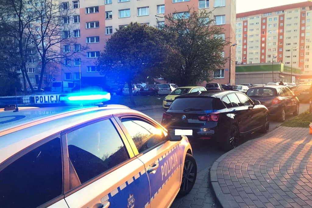 Pasażer BMW wyrzucił niedopałek papierosa. Interweniują policjanci. Zaskakujący finał kontroli - Zdjęcie główne