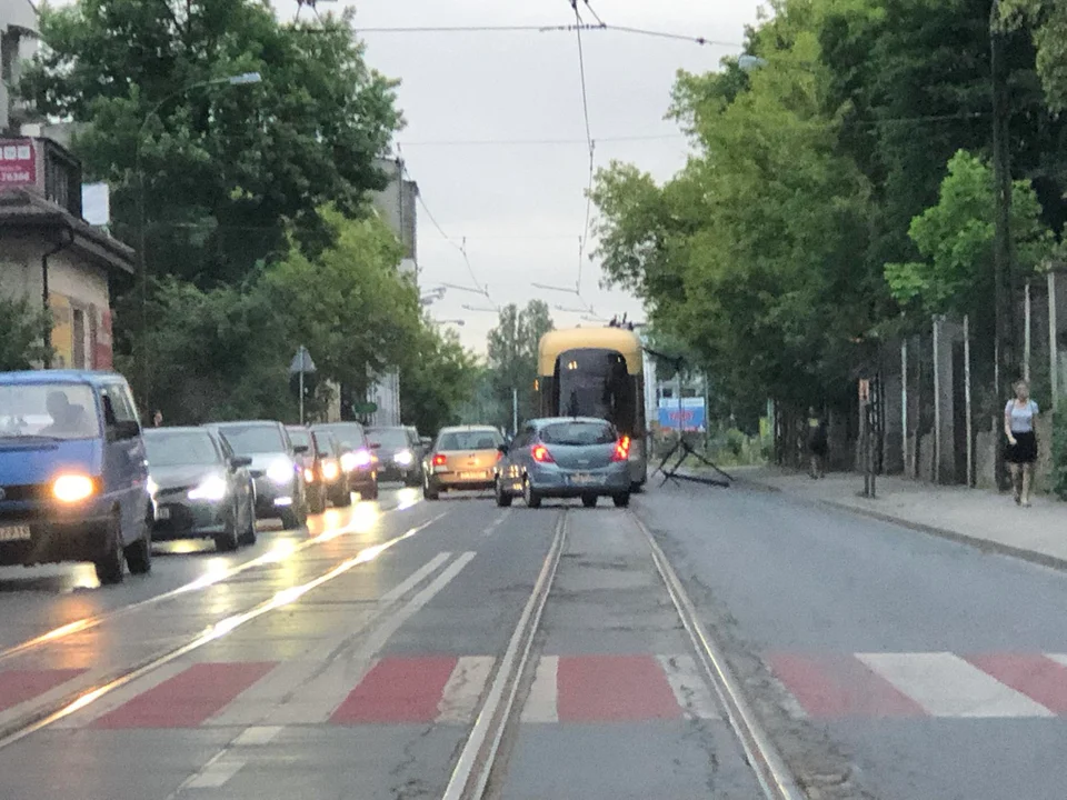 Zatrzymanie tramwajów w centrum Łodzi. Dwie linie kierowane objazdem. Co się stało? [ZDJĘCIA] - Zdjęcie główne