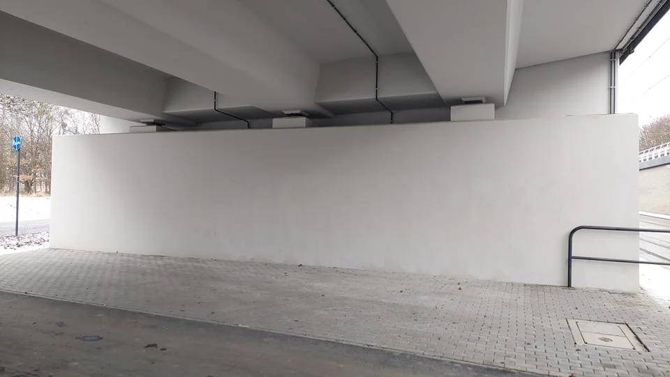 Po odmalowaniu przystanku na murze pojawił się kolejny napis.