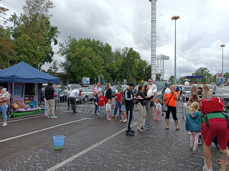 Dzieciaki dokazywały wśród baniek mydlanych na parkingu Pasażu Łódzkiego
