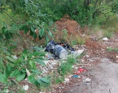 Ktoś śmieci na Janowie w Łodzi. Mieszkańcy mają dość. Chcą fotopułapek - Zdjęcie główne