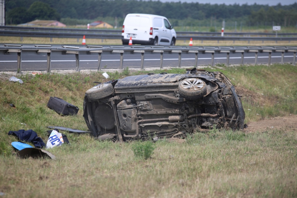 Wypadek Łódzkie. Do groźnego wypadku samochodowego doszło na autostradzie A1, na wysokości miejscowości Wieszczyce (fot. bnp) |wiadomości łódzkie | Łódź | TuŁódź