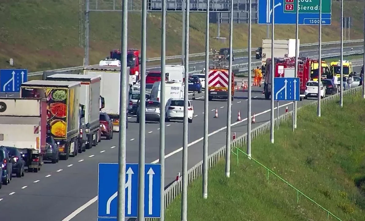 Potężne korki na autostradzie A1. Pod Łodzią doszło do zderzenia z udziałem ciężarówki. GDDKiA ostrzega - Zdjęcie główne