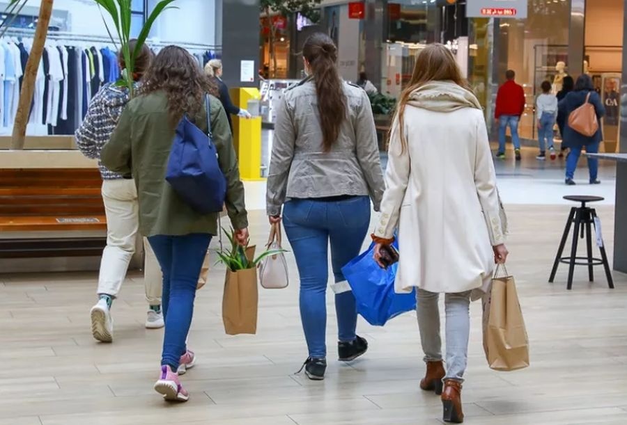 Zakupy Łódź. Polacy jak zwykle podzieleni. Ponad 50 % nie chce zakazu handlu w niedziele [sonda] - Zdjęcie główne