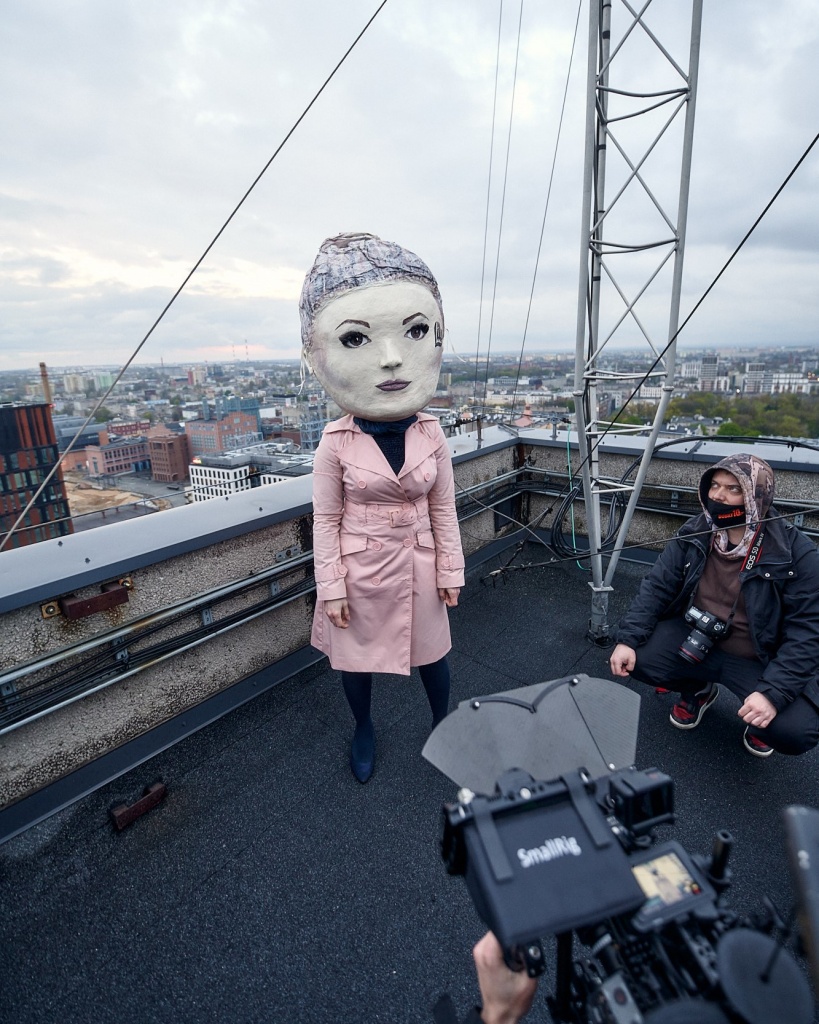 Związana z Łodzią wokalistka i raperka Lilu, swój teledysk kręciła na dachu jednego z łódzkich budynków (fot. fb Łódź) |wiadomości łódzkie | Łódź | TuŁódź