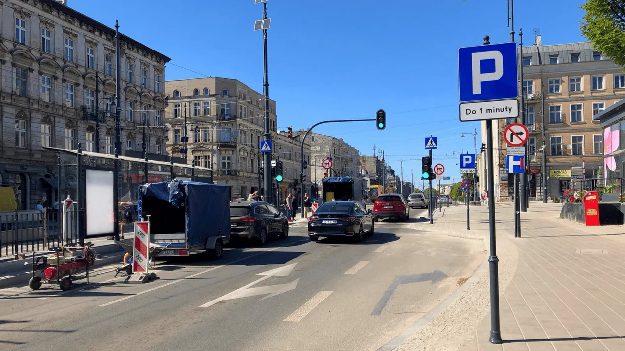 Nowy parking w centrum Łodzi. Postój na nim może trwać jedynie minutę [ZDJĘCIA] - Zdjęcie główne