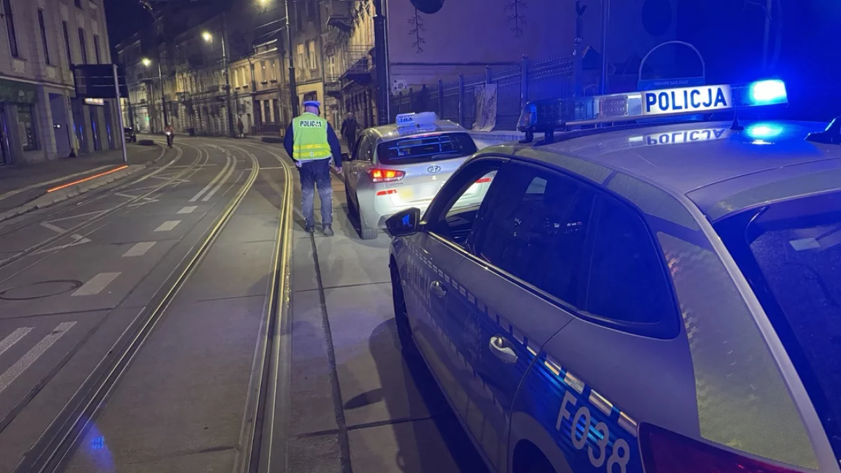 Łódź: Kierowca taksówki na aplikację wpadł podczas nocnej akcji policji. Był w Polsce nielegalnie