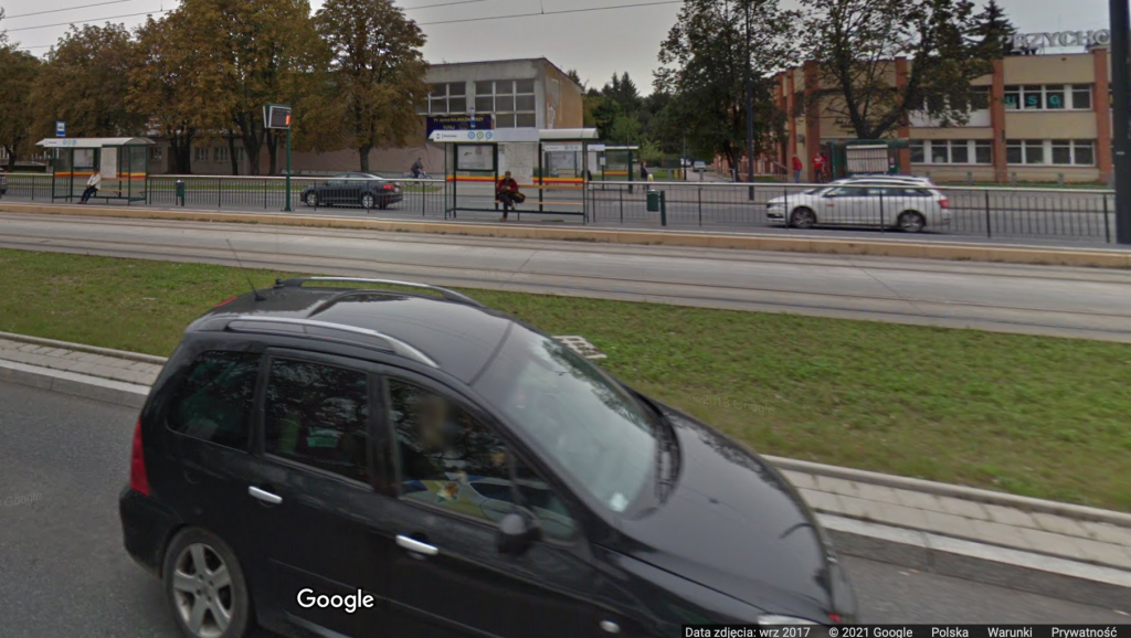 MPK Łódź. Mieszkańcy Łodzi oczekiwaniu na tramwaj MPK Łódź na trasie WZ (fot. Google Street View)