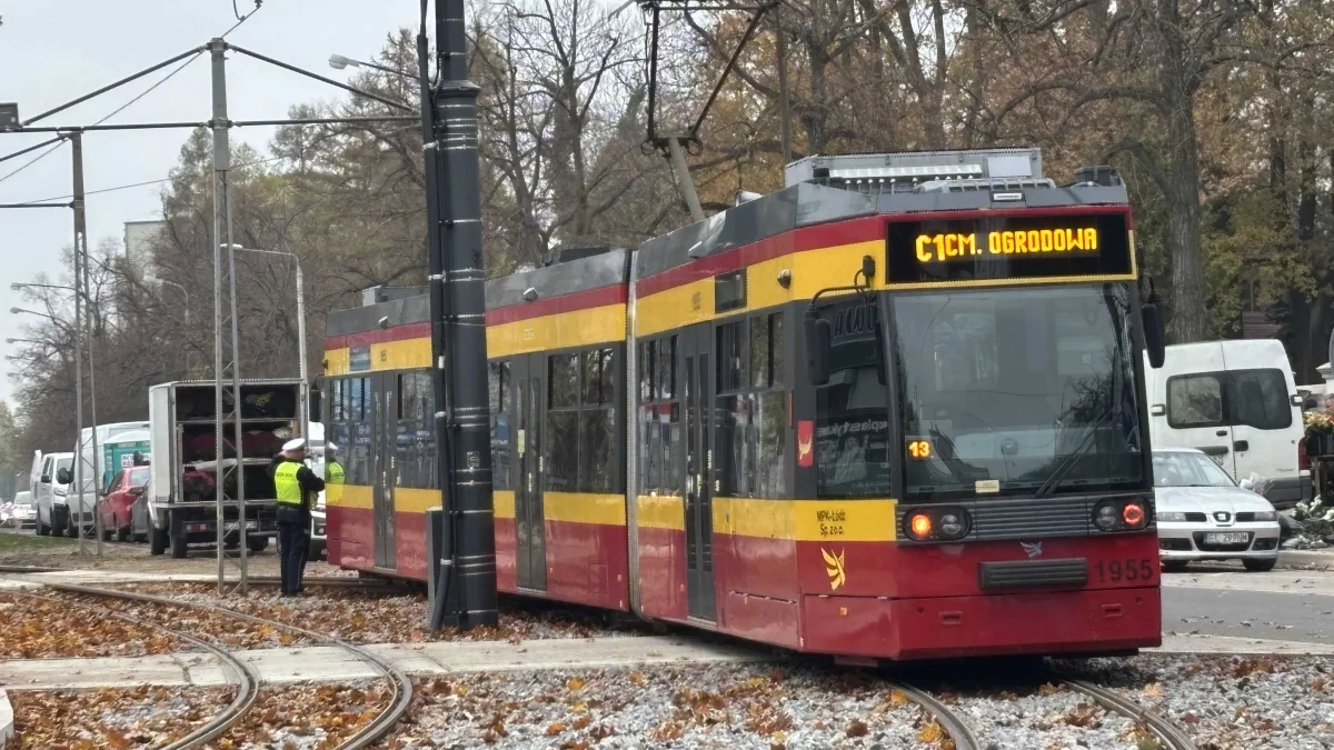 Utrudnienia dla podróżnych MPK Łódź. Przy Starym Cmentarzu stanęły tramwaje - Zdjęcie główne