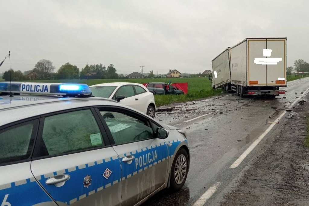 Wypadek Łódzkie. Śmiertelny wypadek pod Łodzią. Czołowe zderzenie osobówki z ciężarówką [zdjęcia] - Zdjęcie główne