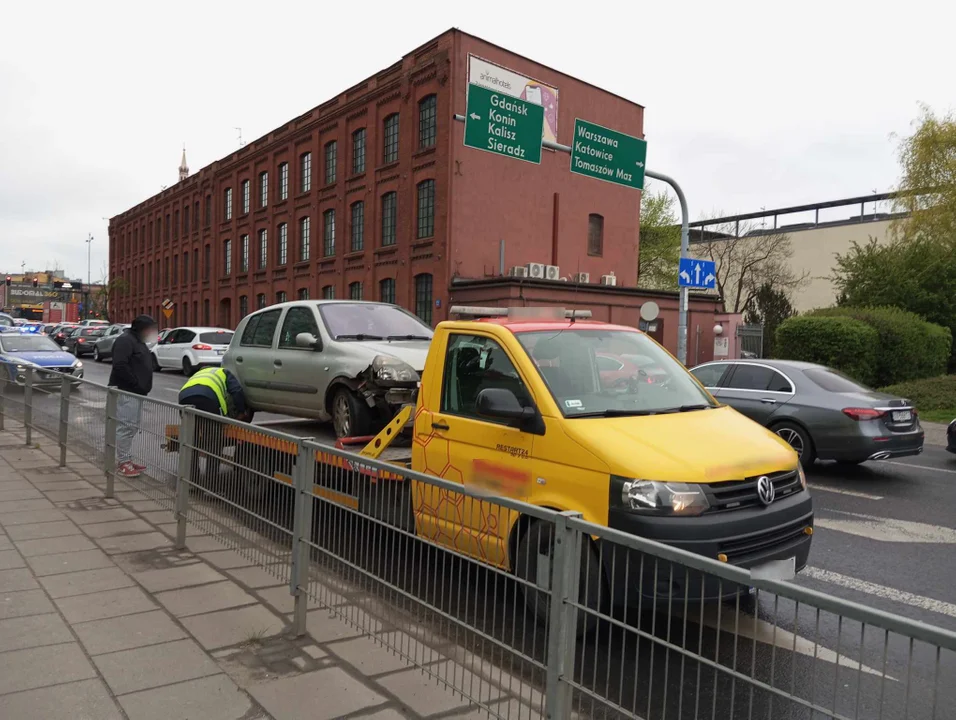 Wjechał w barierki przy przystanku autobusowym w centrum Łodzi. Na miejscu policja. Co tam się stało? [ZDJĘCIA] - Zdjęcie główne