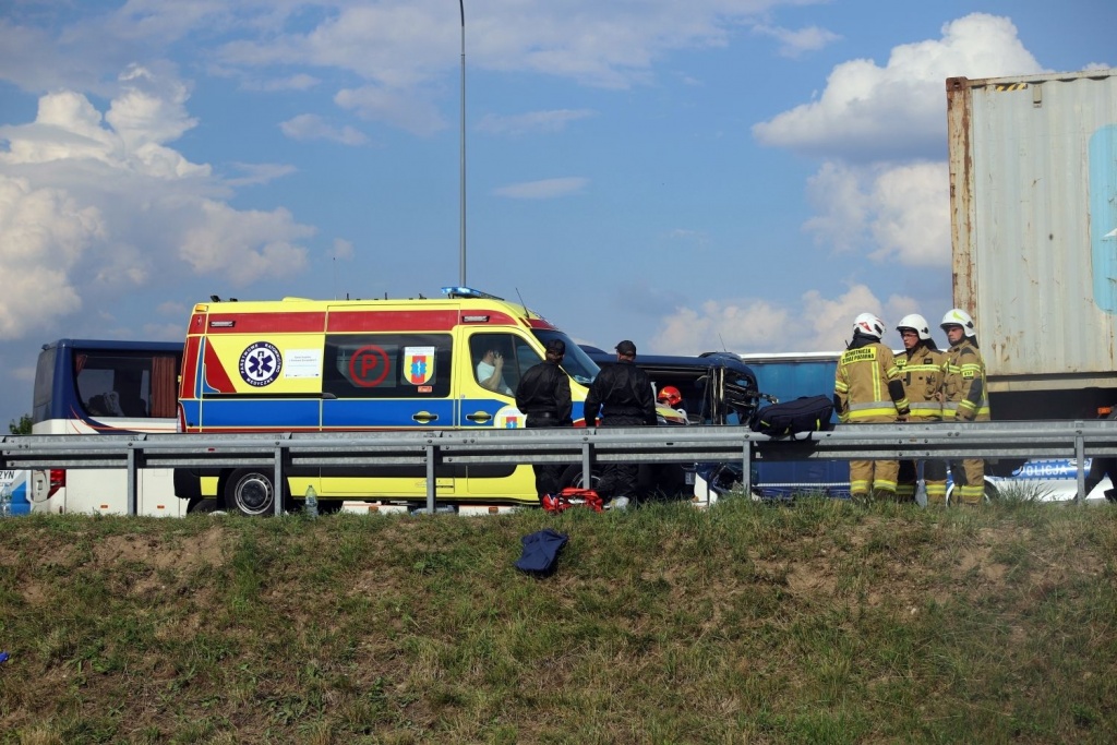 Wypadek Łódzkie. Autokar z dziećmi zderzył się z ciężarówką. 8 osób zostało rannych [zdjęcia] - Zdjęcie główne