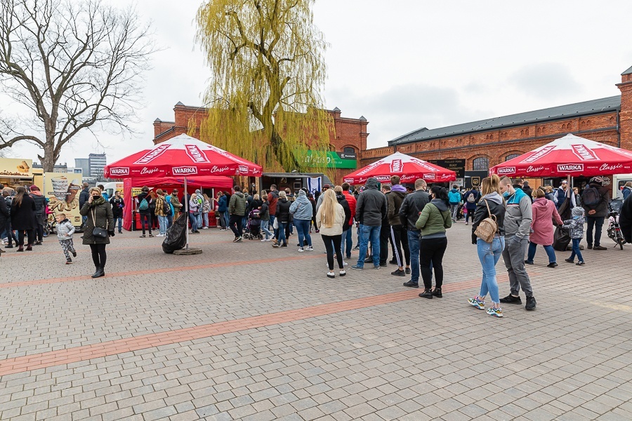 Zlot foodtrucków Łódź. Czas na drugi Zlot foodtrucków w Ogrodach Geyera 2021. Czy wydarzenie ponownie przyciągnie tłumy? - Zdjęcie główne