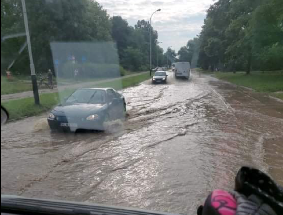 Awaria Łódź. Awaria wodociągowa przy Stawach Jana. Woda zalewała parking Biedronki. Są utrudnienia w ruchu (fot. dzięki uprzejmości Czytelniczki)