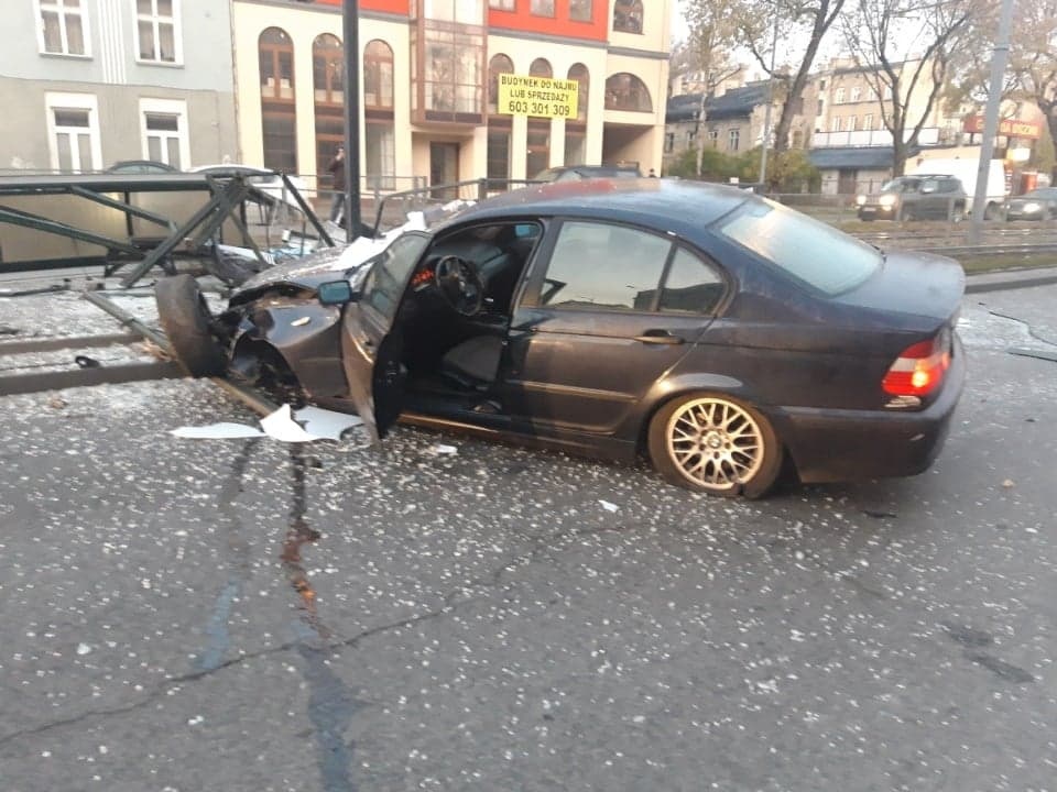 Zniszczył wiatę, uderzył w ambulans, a mogło być jeszcze gorzej! - Zdjęcie główne