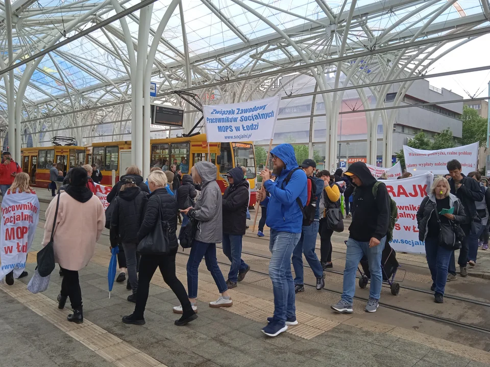 Pracownicy MOPS-u strajkują w centrum Łodzi