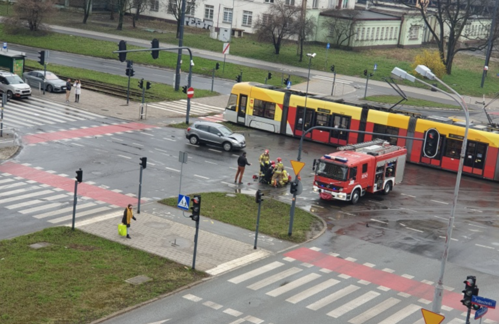 Wypadek w Łodzi na skrzyżowaniu Wróblewskiego z Politechniki (fot. dzięki uprzejmości czytelnika)