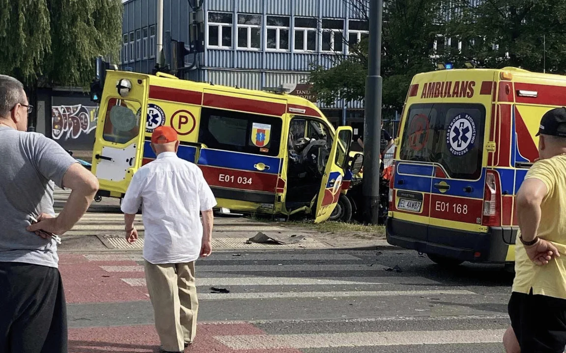 Groźny wypadek na Górnej. Ambulans pogotowia ratunkowego uderzył w słup trakcyjny [ZDJĘCIA] - Zdjęcie główne