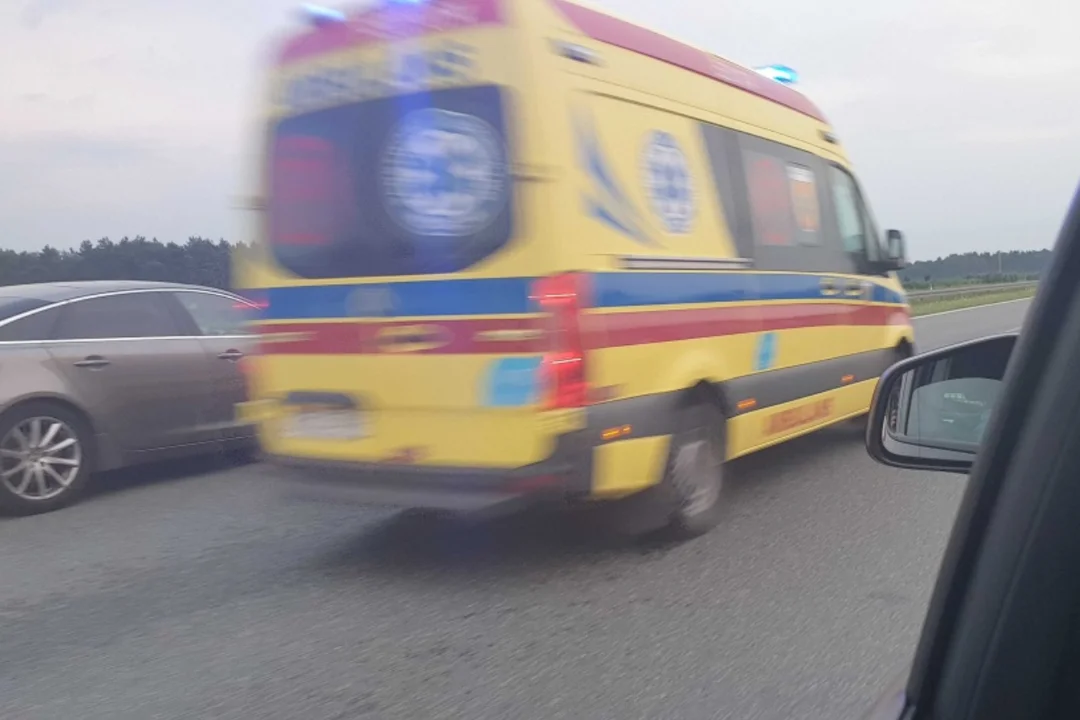 Wypadek osobowego busa na autostradzie A2 w Łódzkiem. Wśród rannych dwoje dzieci - Zdjęcie główne