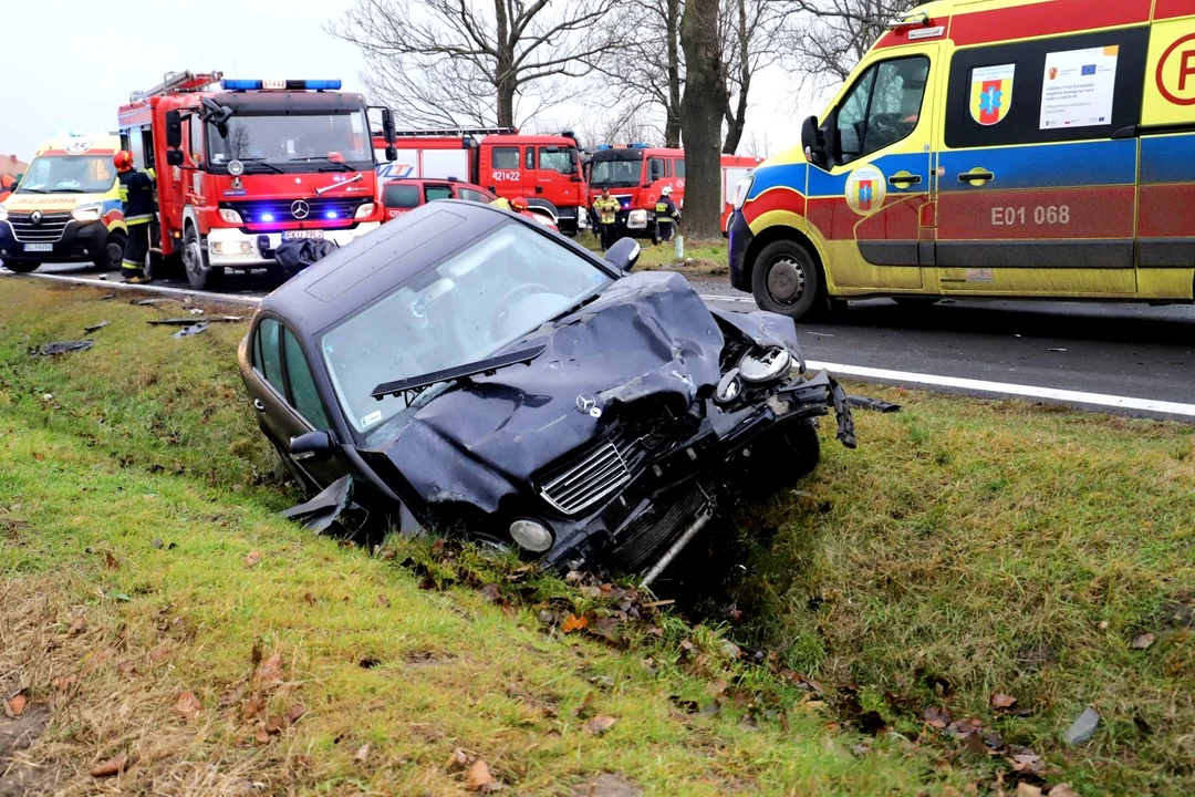 W wyniku wypadku na drodze Kutno-Piątek-Zgierz-Łódź poszkodowanych zostało kilka osób, w tym dzieci. Lądował śmigłowiec pogotowia