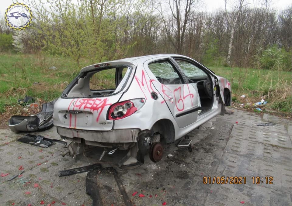 Auta Łódź. Wraki na łódzkich ulicach. Niektóre „perełki”wyglądają, jakby niszczały kilkanaście lat (fot. EKO Patrol Straży Miejskiej w Łodzi)