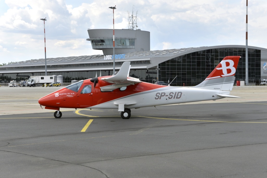 Nowa szkoła pilotów w Łodzi wygląda olśniewająco. Firma Bartolini Air przeniosła się do starego terminala łódzkiego lotniska (fot. mat. prasowe)