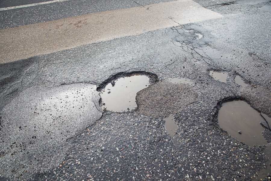 Łódź zasłynęła z dziurawych dróg w całej Polsce. Czy dodatkowe miliony złotych wystarczą, by to się zmieniło? (fot. TuŁódź.pl)