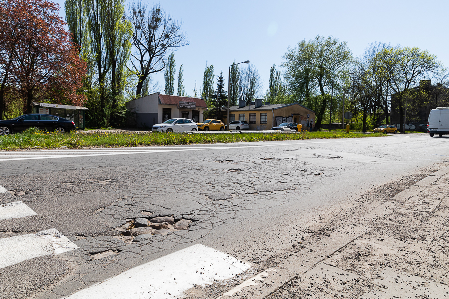 Remont ul. Wojska Polskiego w Łodzi jest konieczny. Tak wygląda ulica w październiku 2021 roku