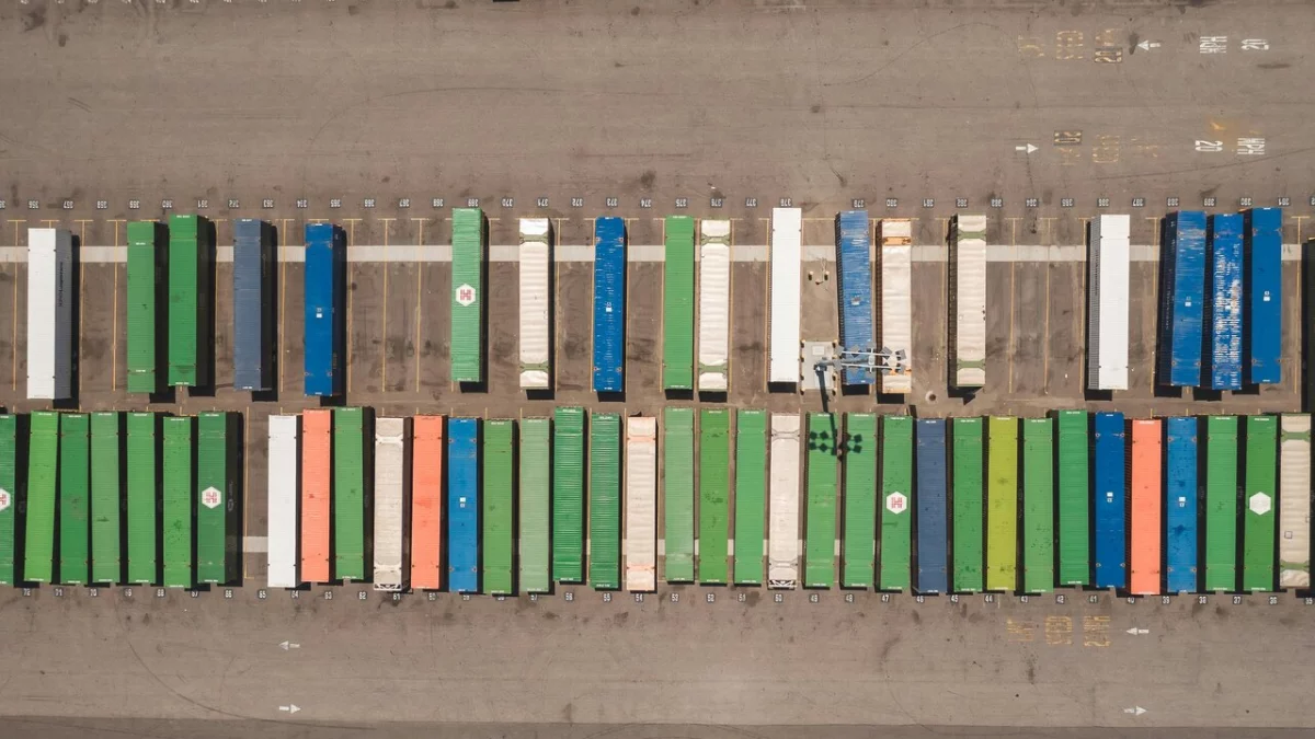 Logistyka 4.0: Optymalizacja strumieni i redukcja śladu węglowego w transporcie polimerów